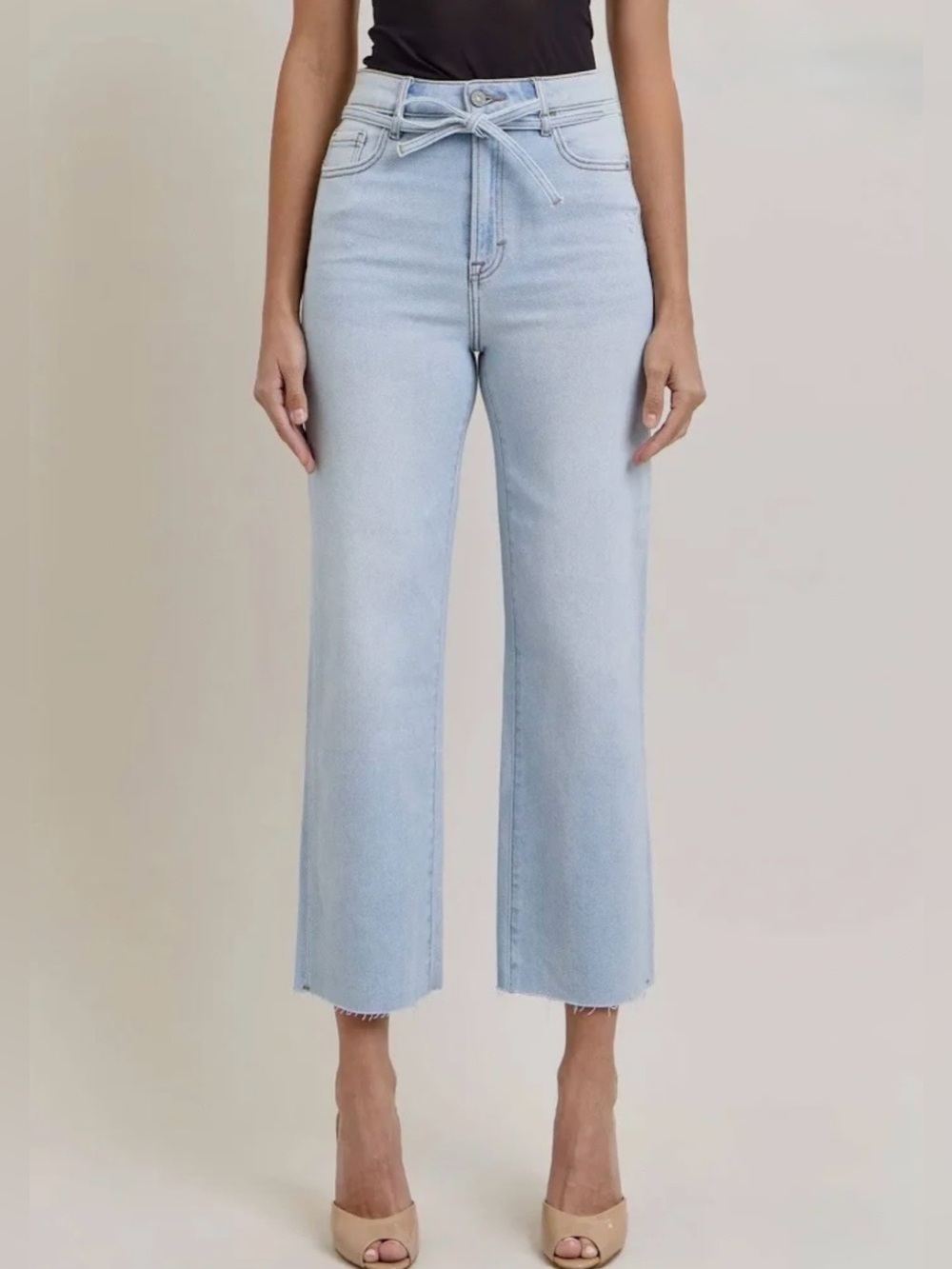 HIDDEN High Rise Light
Wash Tie Waist Jean, Size 25 in Like New Condition